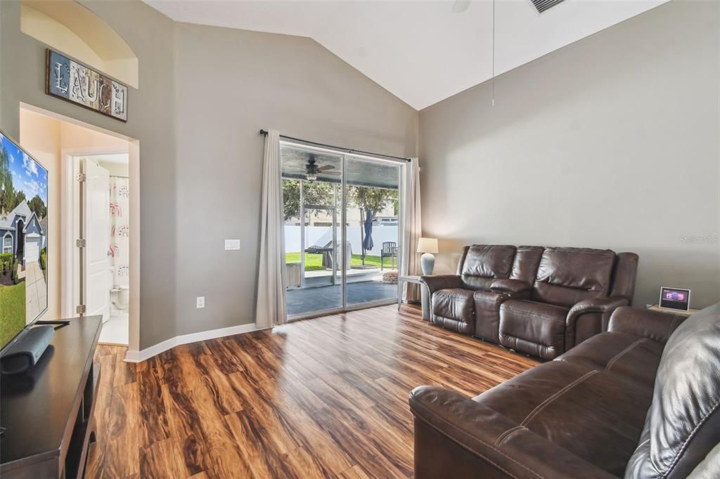 Active With Contract: $345,000 (3 beds, 2 baths, 1640 Square Feet)