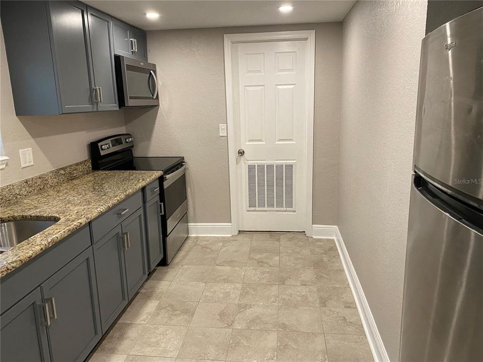 For Rent: $1,600 (3 beds, 2 baths, 829 Square Feet)