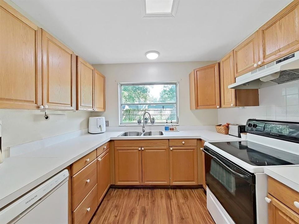 For Sale: $329,900 (2 beds, 1 baths, 982 Square Feet)