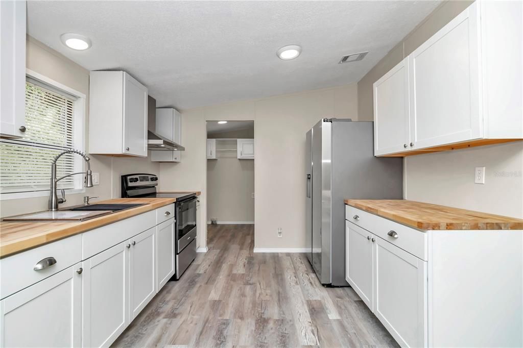 Active With Contract: $159,900 (3 beds, 2 baths, 1040 Square Feet)