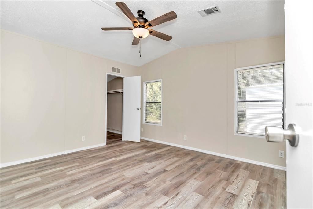 Active With Contract: $159,900 (3 beds, 2 baths, 1040 Square Feet)