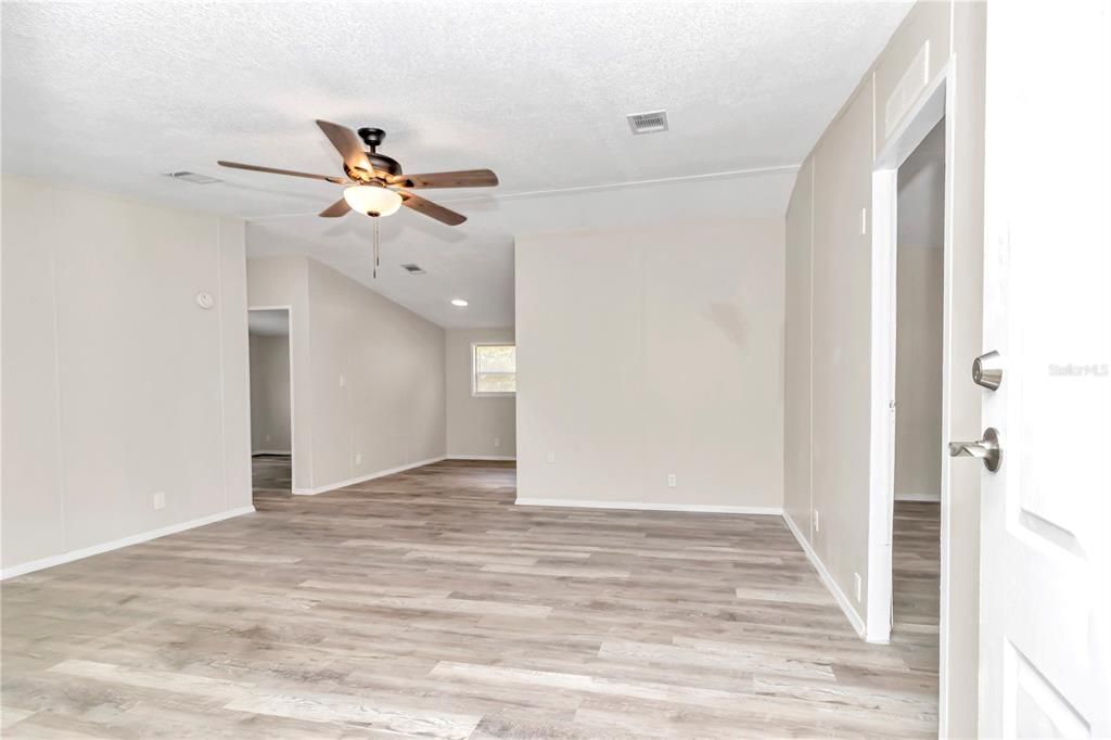 Active With Contract: $159,900 (3 beds, 2 baths, 1040 Square Feet)