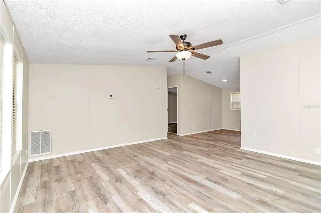 Active With Contract: $159,900 (3 beds, 2 baths, 1040 Square Feet)