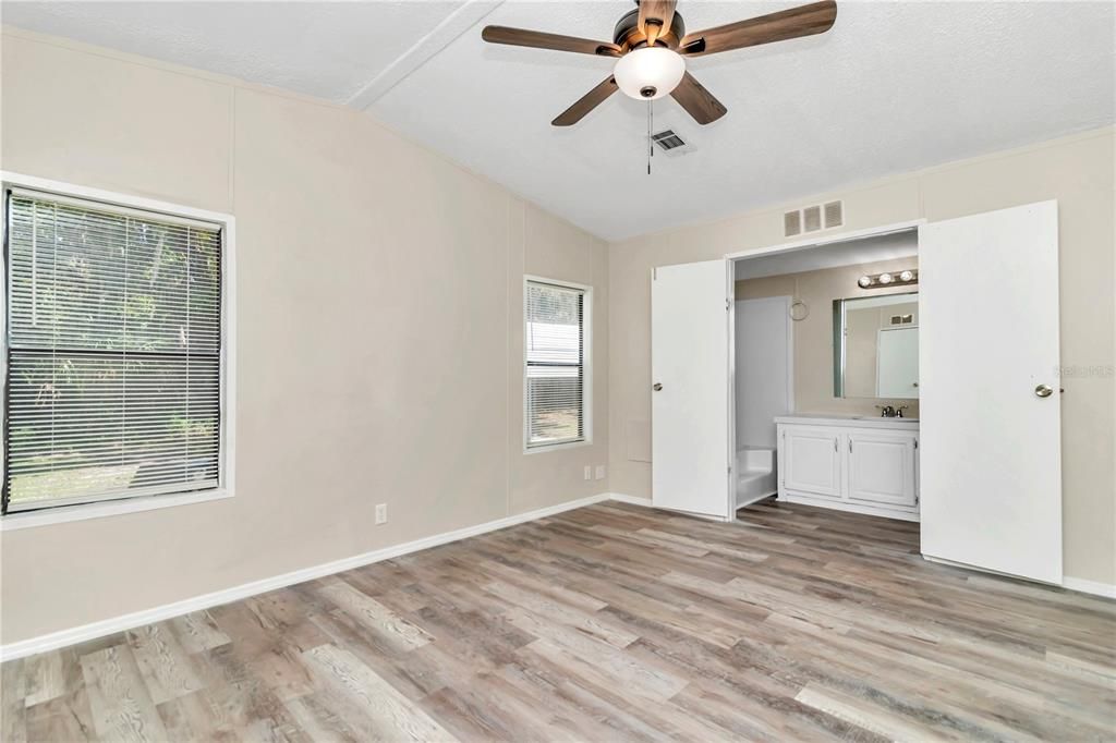 Active With Contract: $159,900 (3 beds, 2 baths, 1040 Square Feet)