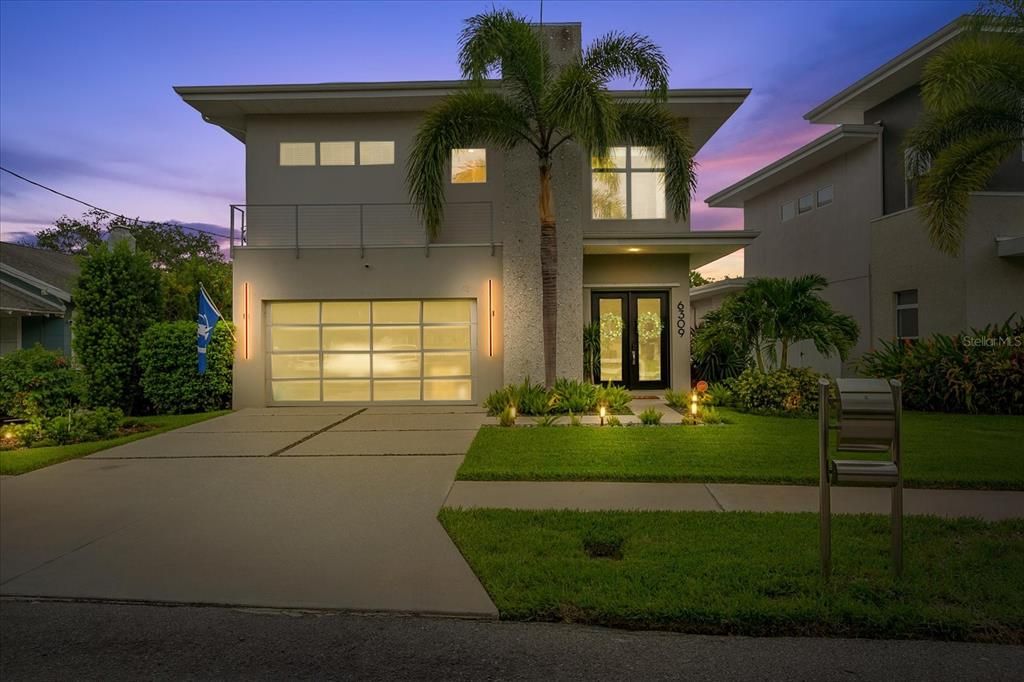 Active With Contract: $1,050,000 (4 beds, 3 baths, 2520 Square Feet)