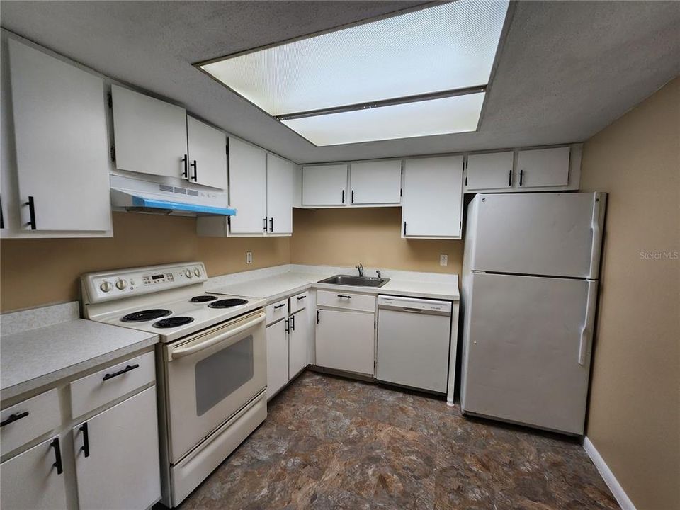 For Sale: $140,000 (2 beds, 1 baths, 990 Square Feet)