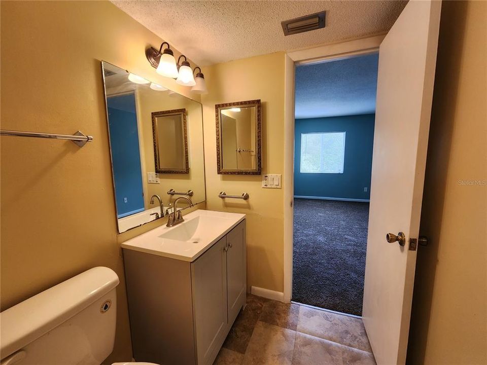 For Sale: $140,000 (2 beds, 1 baths, 990 Square Feet)