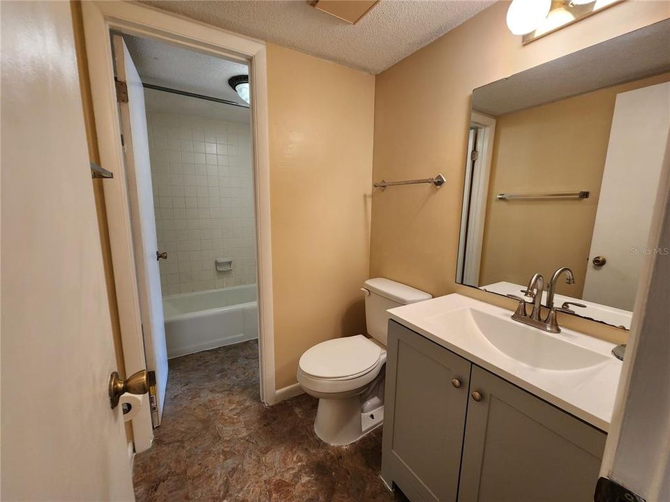 For Sale: $140,000 (2 beds, 1 baths, 990 Square Feet)