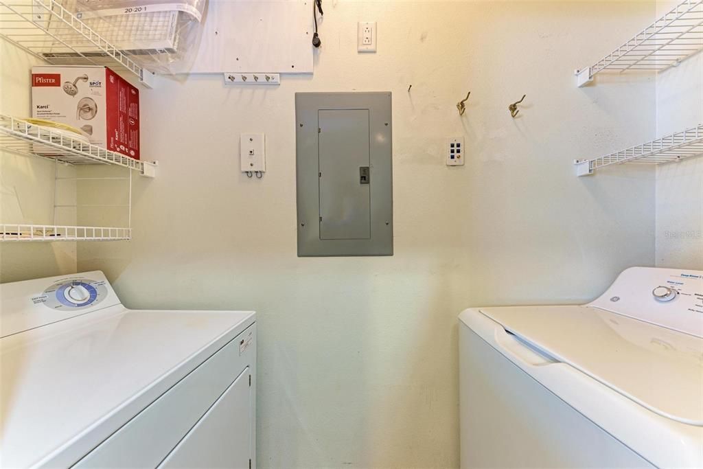 Laundry Closet with Washer & Dryer