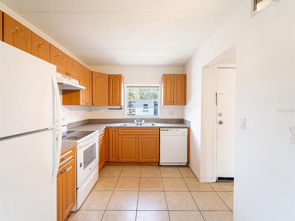 For Rent: $1,295 (1 beds, 1 baths, 742 Square Feet)