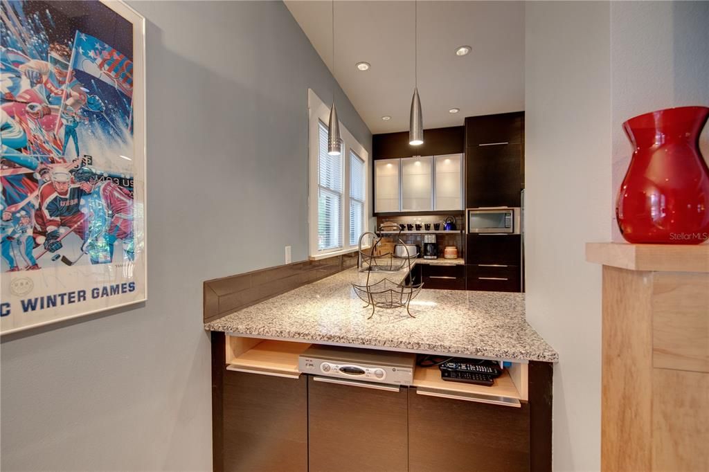 Active With Contract: $569,000 (2 beds, 1 baths, 993 Square Feet)