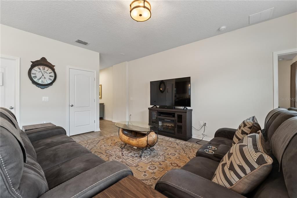 For Sale: $294,900 (3 beds, 2 baths, 1424 Square Feet)