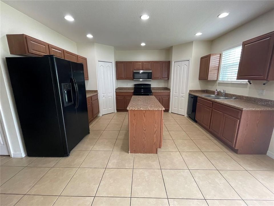 For Rent: $2,250 (4 beds, 3 baths, 2980 Square Feet)