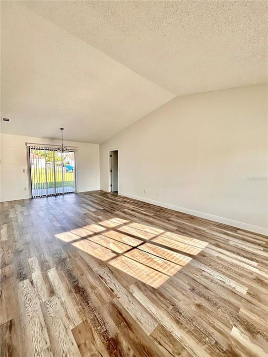 Active With Contract: $199,900 (2 beds, 2 baths, 1066 Square Feet)