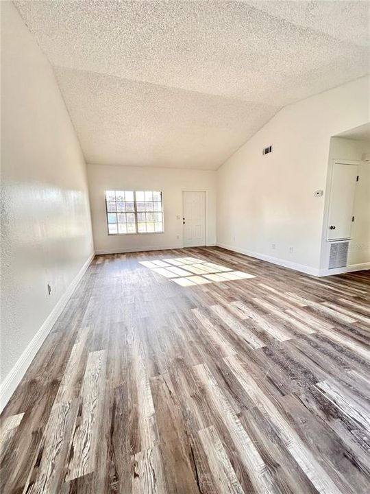 Active With Contract: $199,900 (2 beds, 2 baths, 1066 Square Feet)