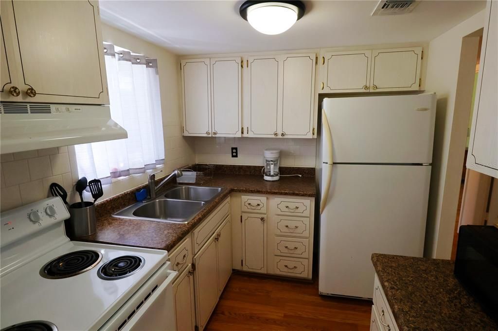 For Rent: $1,250 (2 beds, 1 baths, 744 Square Feet)