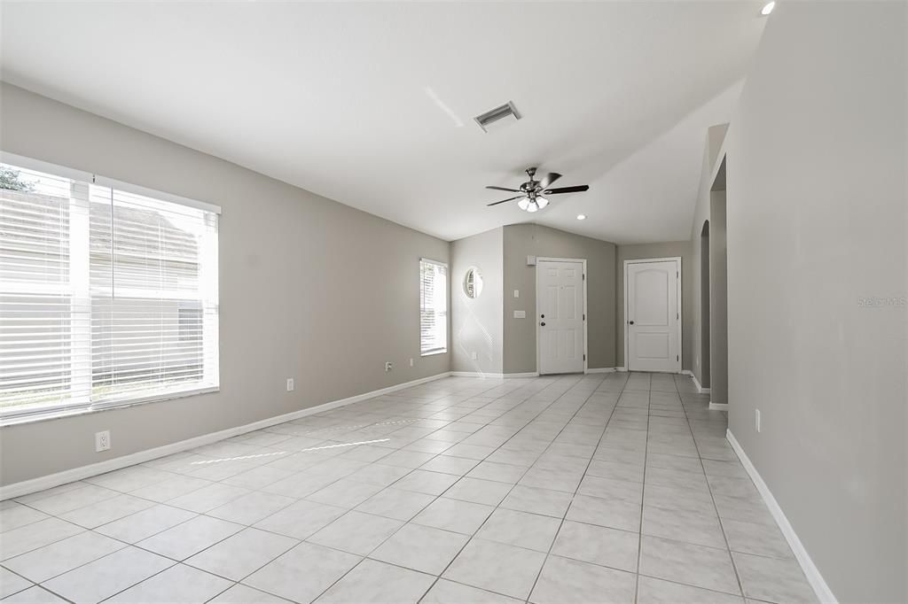 Active With Contract: $1,985 (3 beds, 2 baths, 1298 Square Feet)