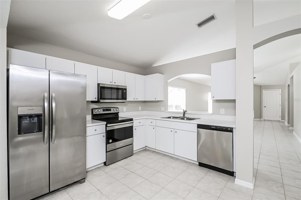 Active With Contract: $1,985 (3 beds, 2 baths, 1298 Square Feet)