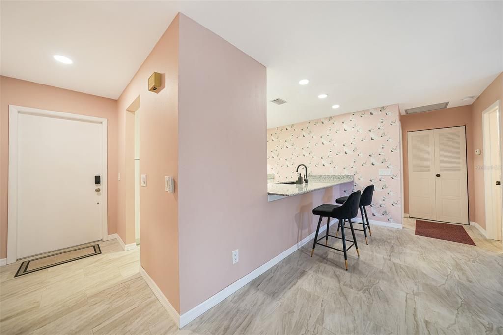 For Sale: $169,000 (2 beds, 2 baths, 999 Square Feet)