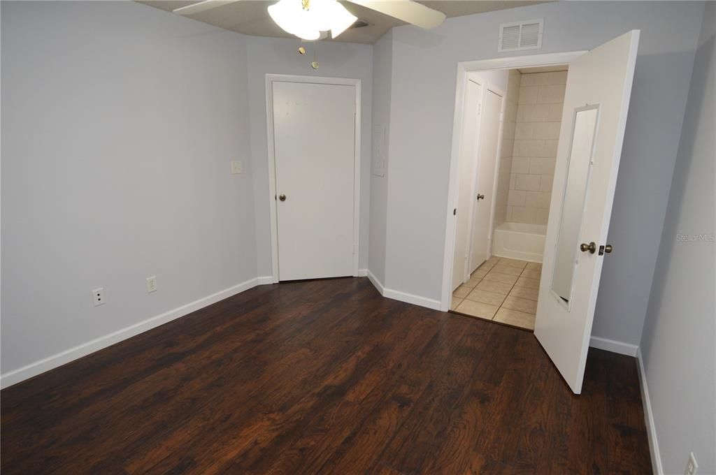 Active With Contract: $1,375 (1 beds, 1 baths, 622 Square Feet)