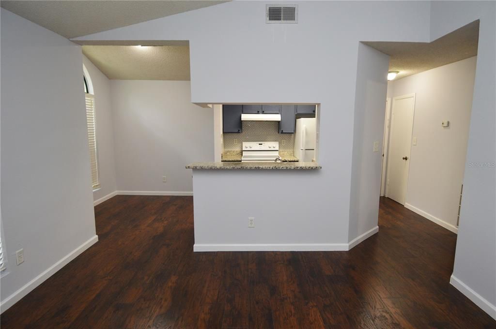 Active With Contract: $1,375 (1 beds, 1 baths, 622 Square Feet)