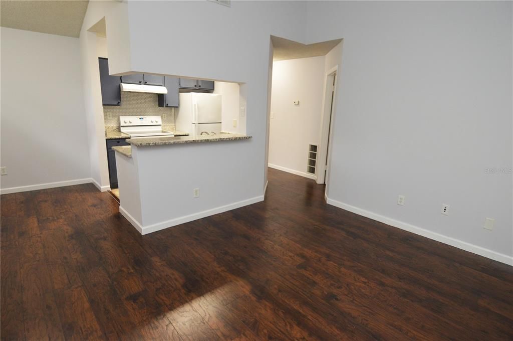 Active With Contract: $1,375 (1 beds, 1 baths, 622 Square Feet)