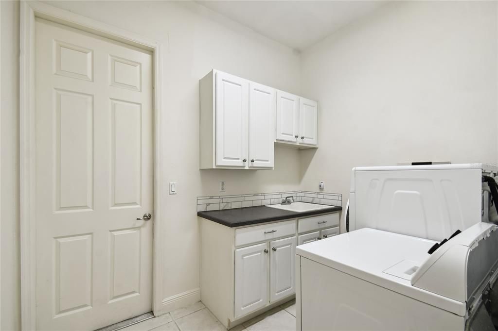 LAUNDRY ROOM W/UTILITY SINK