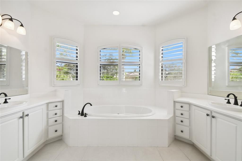 ENSUITE BATH WITH DUAL SINKS