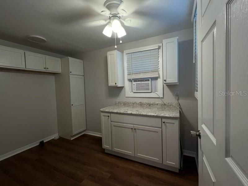 For Rent: $1,100 (1 beds, 1 baths, 450 Square Feet)