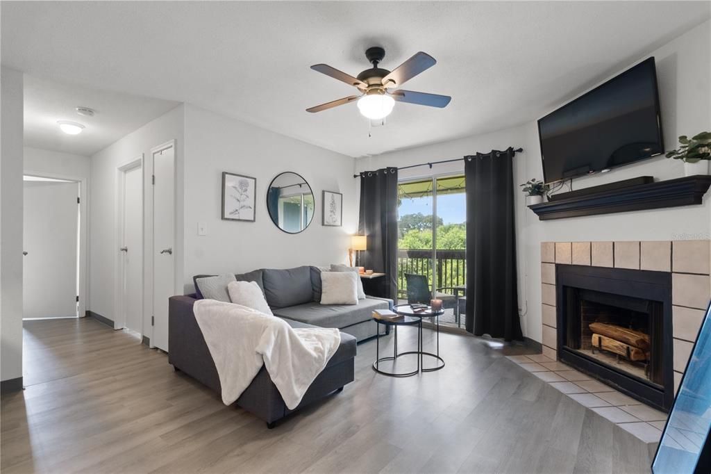 Active With Contract: $181,250 (2 beds, 1 baths, 800 Square Feet)