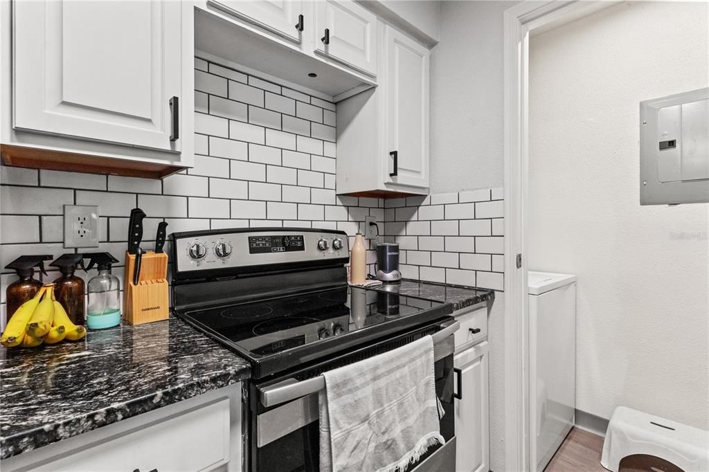 Active With Contract: $181,250 (2 beds, 1 baths, 800 Square Feet)