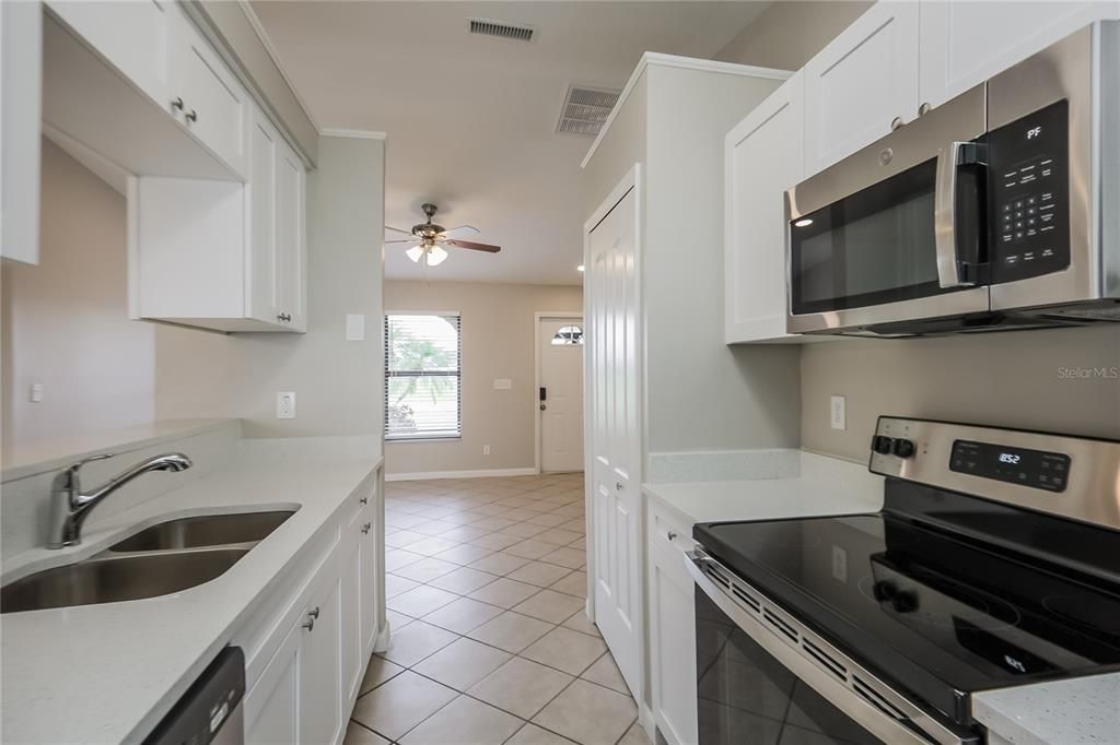 For Rent: $1,995 (3 beds, 2 baths, 1103 Square Feet)