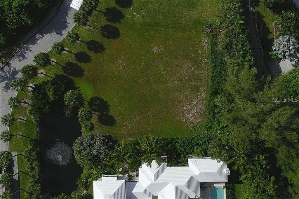 На продажу: $1,399,000 (0.42 acres)