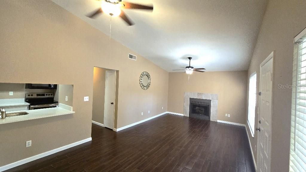 Active With Contract: $179,500 (2 beds, 2 baths, 912 Square Feet)