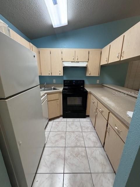 For Sale: $225,000 (2 beds, 2 baths, 856 Square Feet)