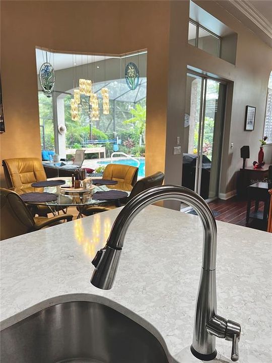 KITCHEN view to the pool