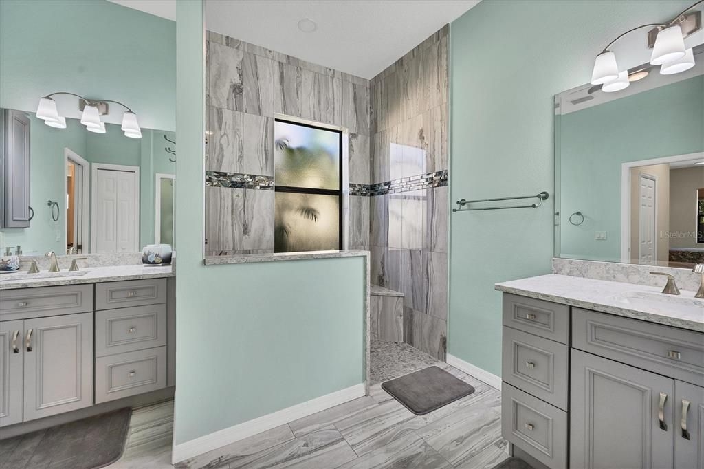 Beautiful updated bathroom 2022 with porcelain tile