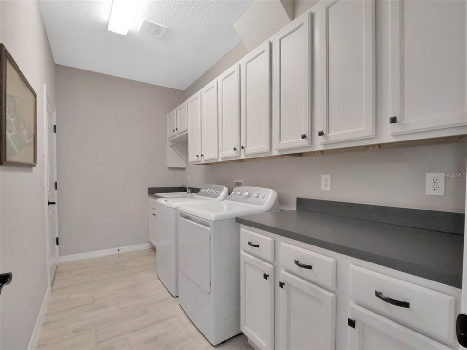 For Sale: $460,000 (2 beds, 2 baths, 2036 Square Feet)