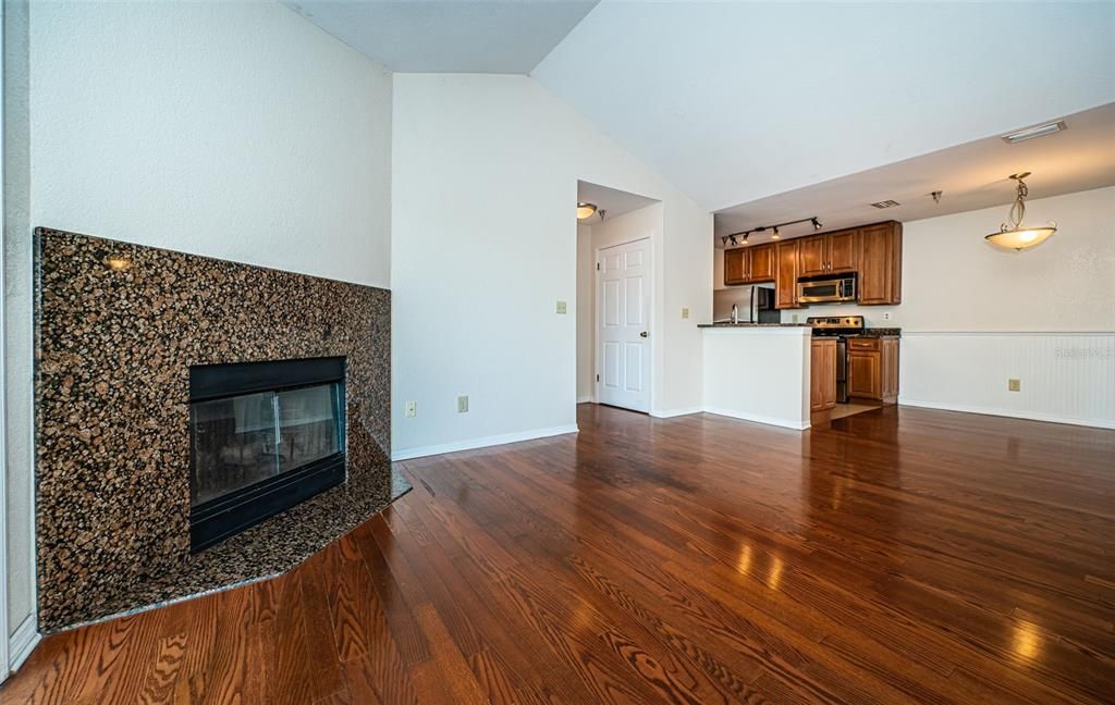 Active With Contract: $140,000 (1 beds, 1 baths, 742 Square Feet)