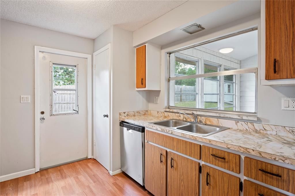 Active With Contract: $229,900 (2 beds, 2 baths, 1128 Square Feet)