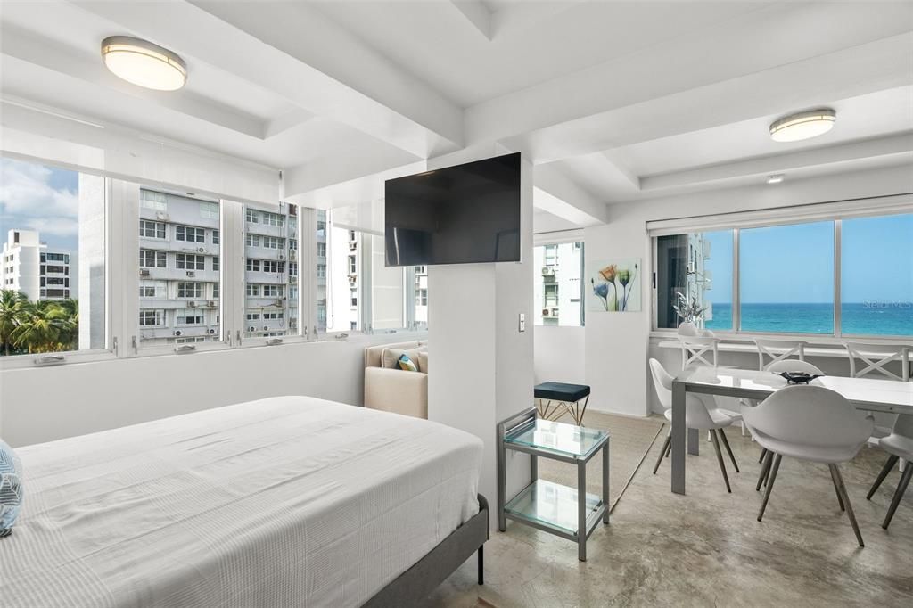 Active With Contract: $450,000 (1 beds, 1 baths, 832 Square Feet)