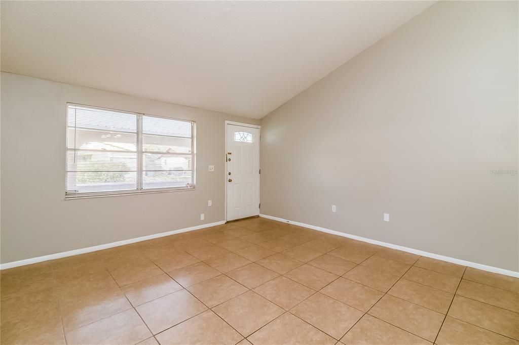 For Rent: $2,200 (3 beds, 1 baths, 961 Square Feet)