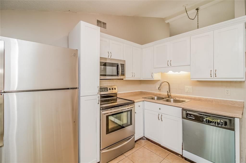 For Rent: $2,200 (3 beds, 1 baths, 961 Square Feet)