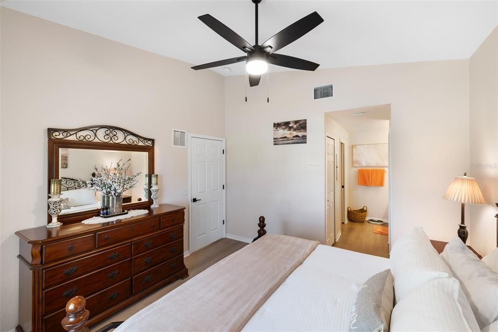 For Sale: $275,000 (2 beds, 2 baths, 1168 Square Feet)