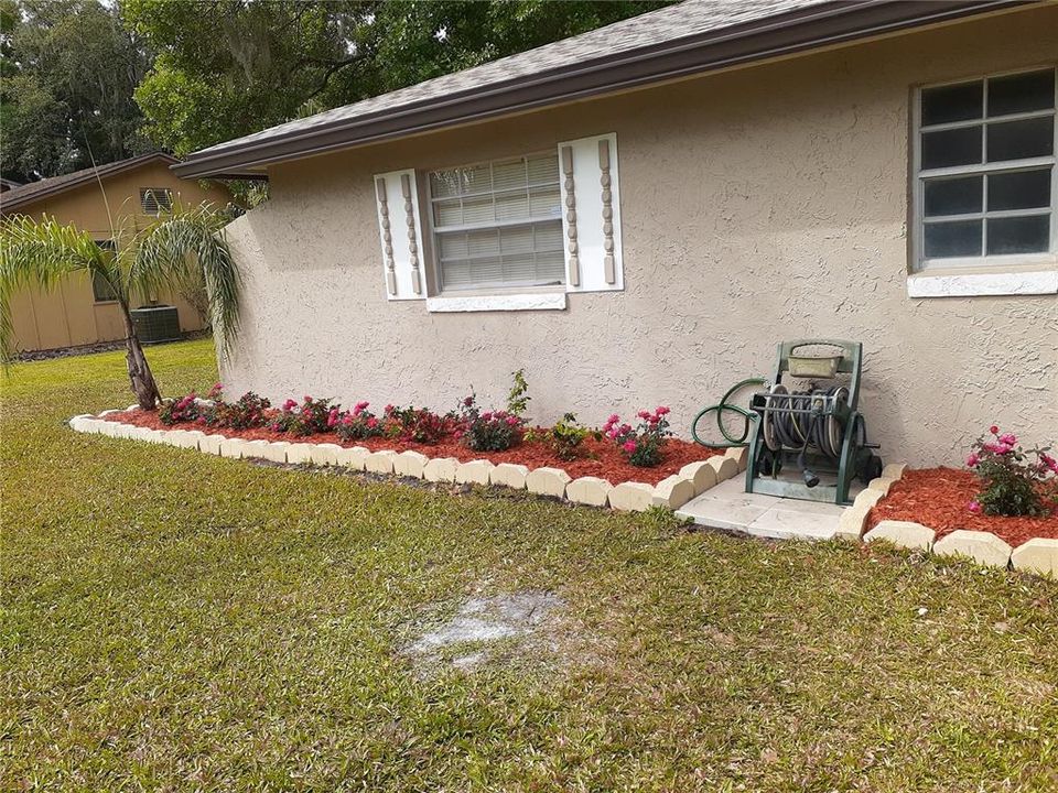 For Sale: $219,000 (2 beds, 1 baths, 947 Square Feet)