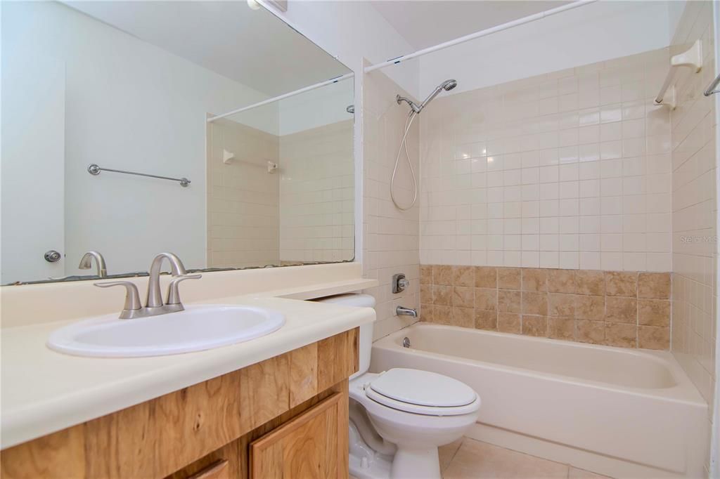 Active With Contract: $1,350 (2 beds, 1 baths, 864 Square Feet)