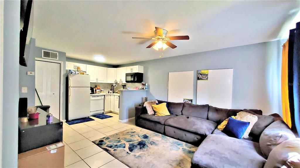 Active With Contract: $1,195 (1 beds, 1 baths, 560 Square Feet)