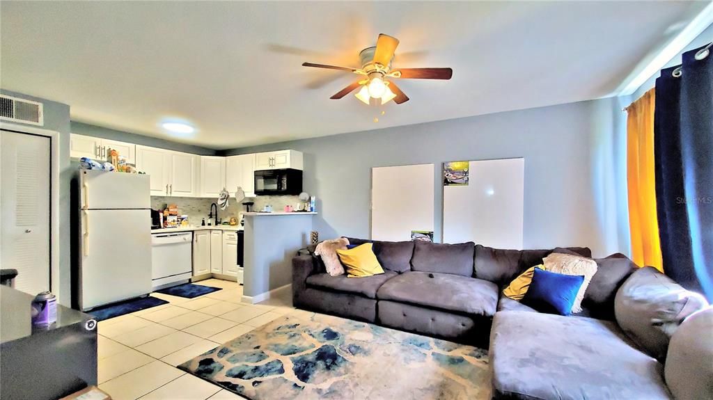 Active With Contract: $1,195 (1 beds, 1 baths, 560 Square Feet)