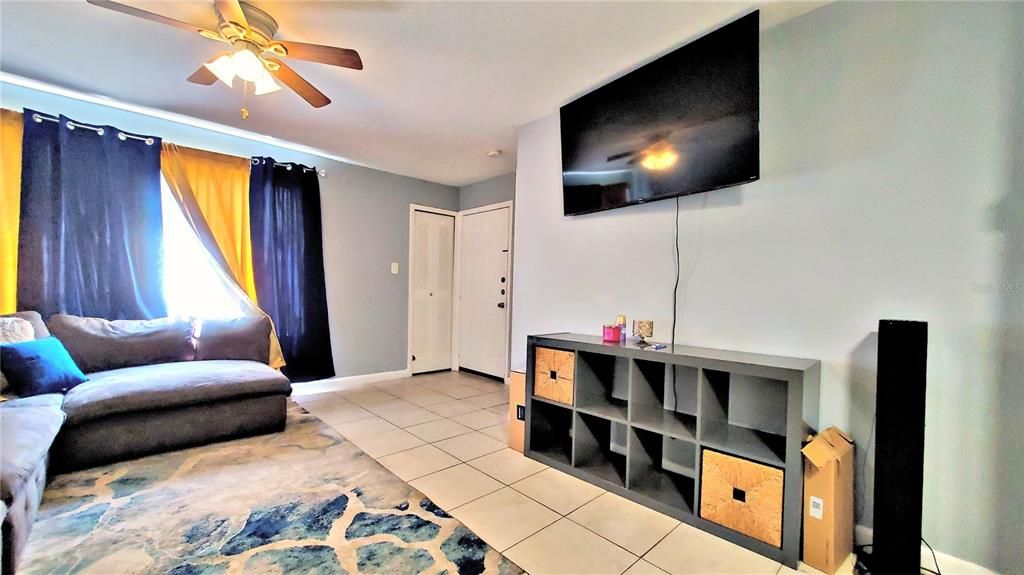 Active With Contract: $1,195 (1 beds, 1 baths, 560 Square Feet)