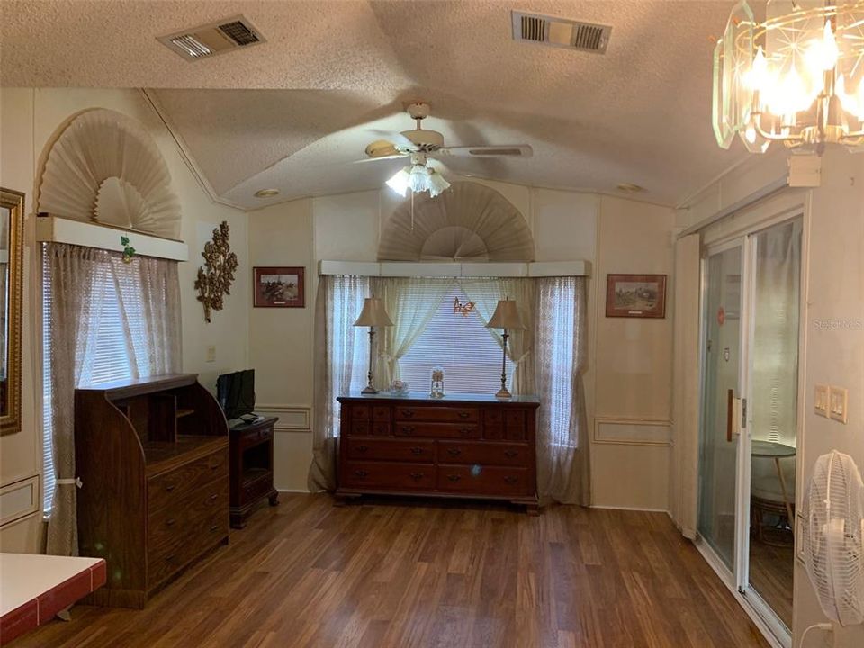 For Sale: $95,000 (2 beds, 1 baths, 826 Square Feet)